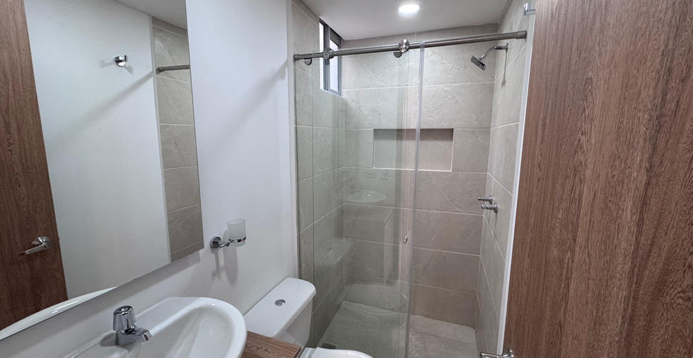 Baño con acabados Livii — apartamento VIS en Bogotá, proyecto Zafiro