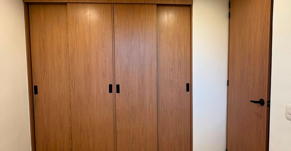 Clóset a la medida con acabados Livii — apartamento VIS en Bogotá, proyecto Lyon