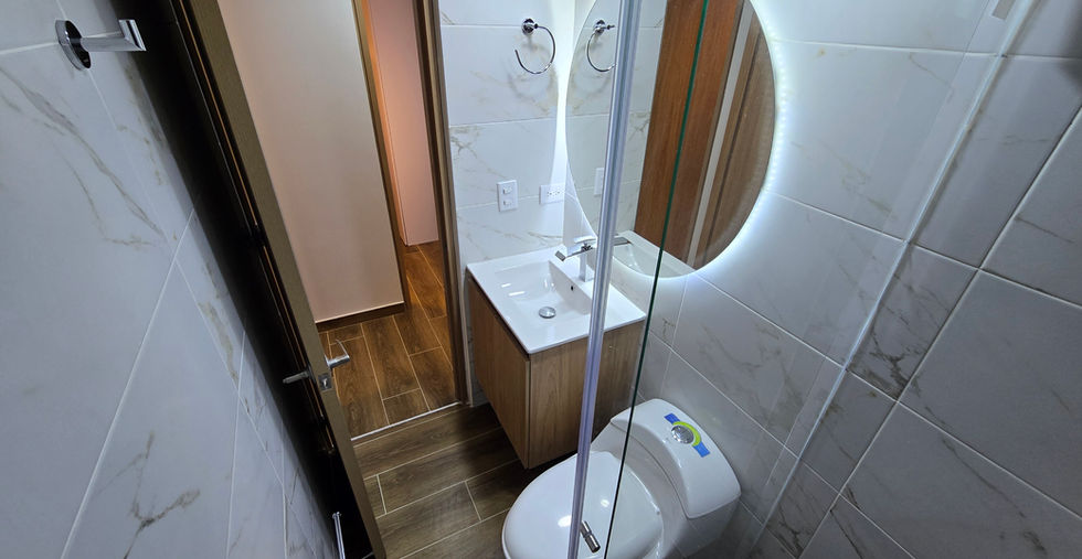 Baño con acabados Livii — apartamento VIS en Bogotá, proyecto Lirio (Lagos de torca)