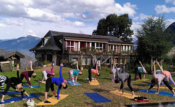 Sari and yoga students on yoga retreat