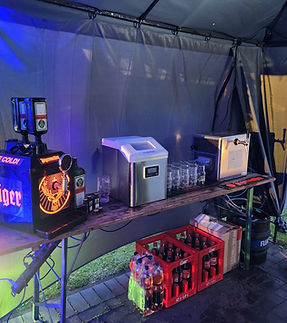 Event-Extras mit Eiswürfelmaschine und Getränkestation