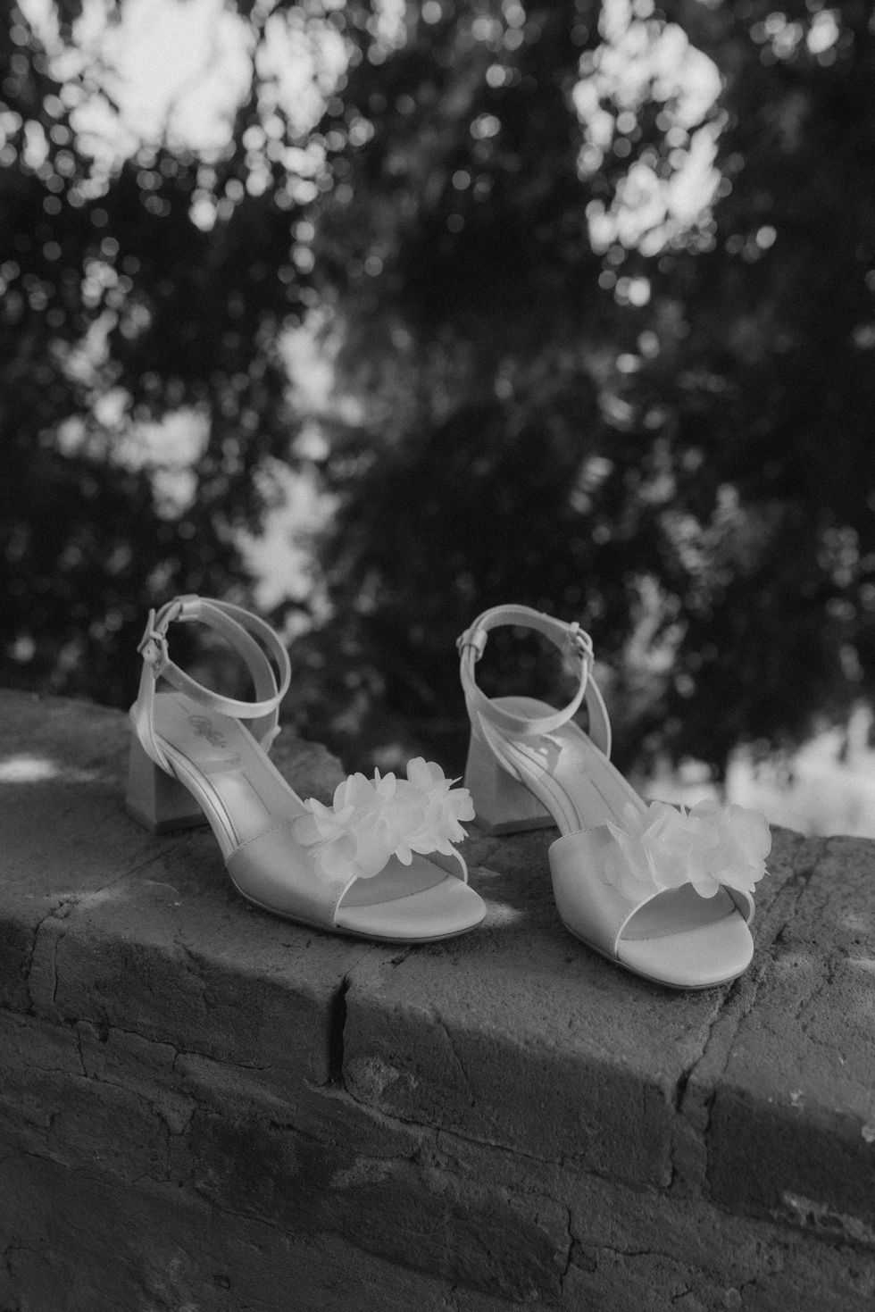 Getting Ready Detailaufnahme der Brautschuhe in schwarz/weiss