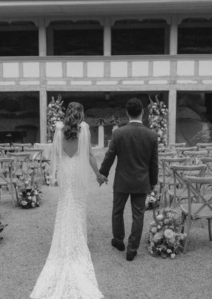 Brautpaar küsst sich während der freien Trauung bei der Location Podere San Giorgio