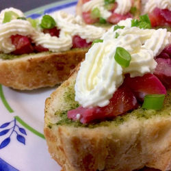 Bruschetta de Salmão, Molho Pesto e Sour Cream #food #instafood #teresabistro
