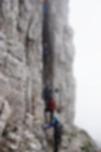 Pionowy komin Via Ferrata Delle Taccole Monte Baldo wspinaczka w deszczu