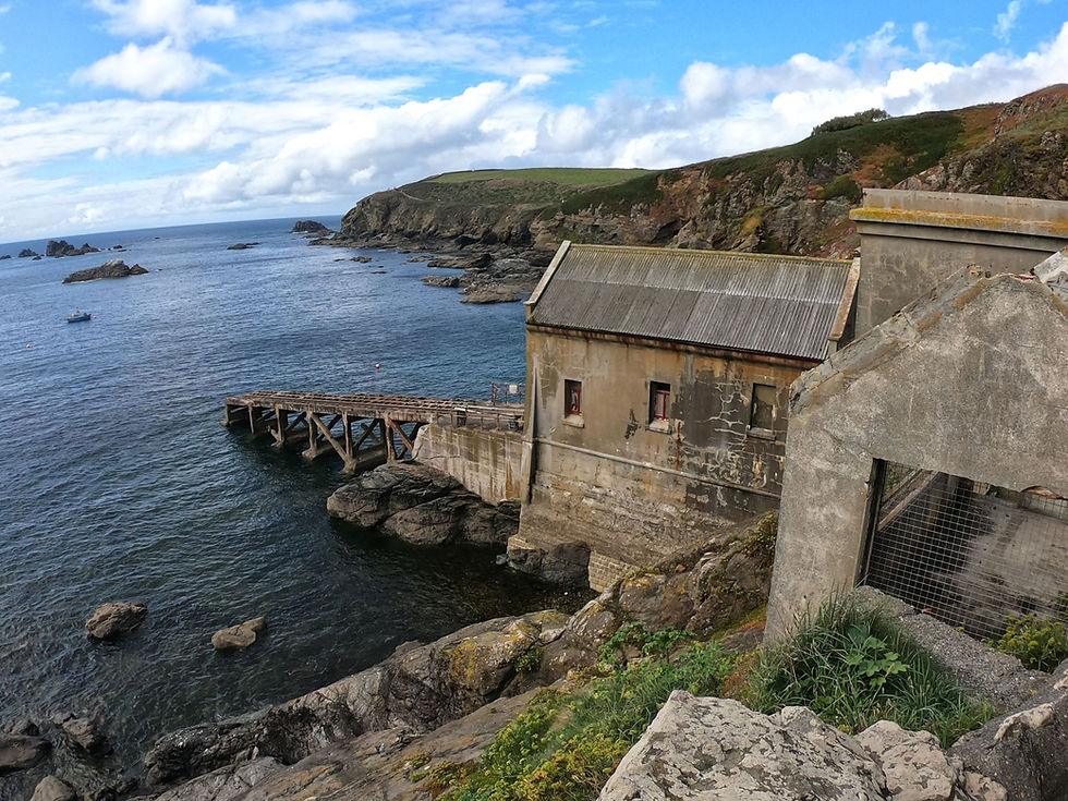 Dramatyczne klify i niebezpieczne wody wokół Lizard Point - miejsce setek wraków statków