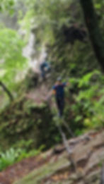 Most linowy nad wodospadem Via Ferrata Rio Sallagoni Włochy