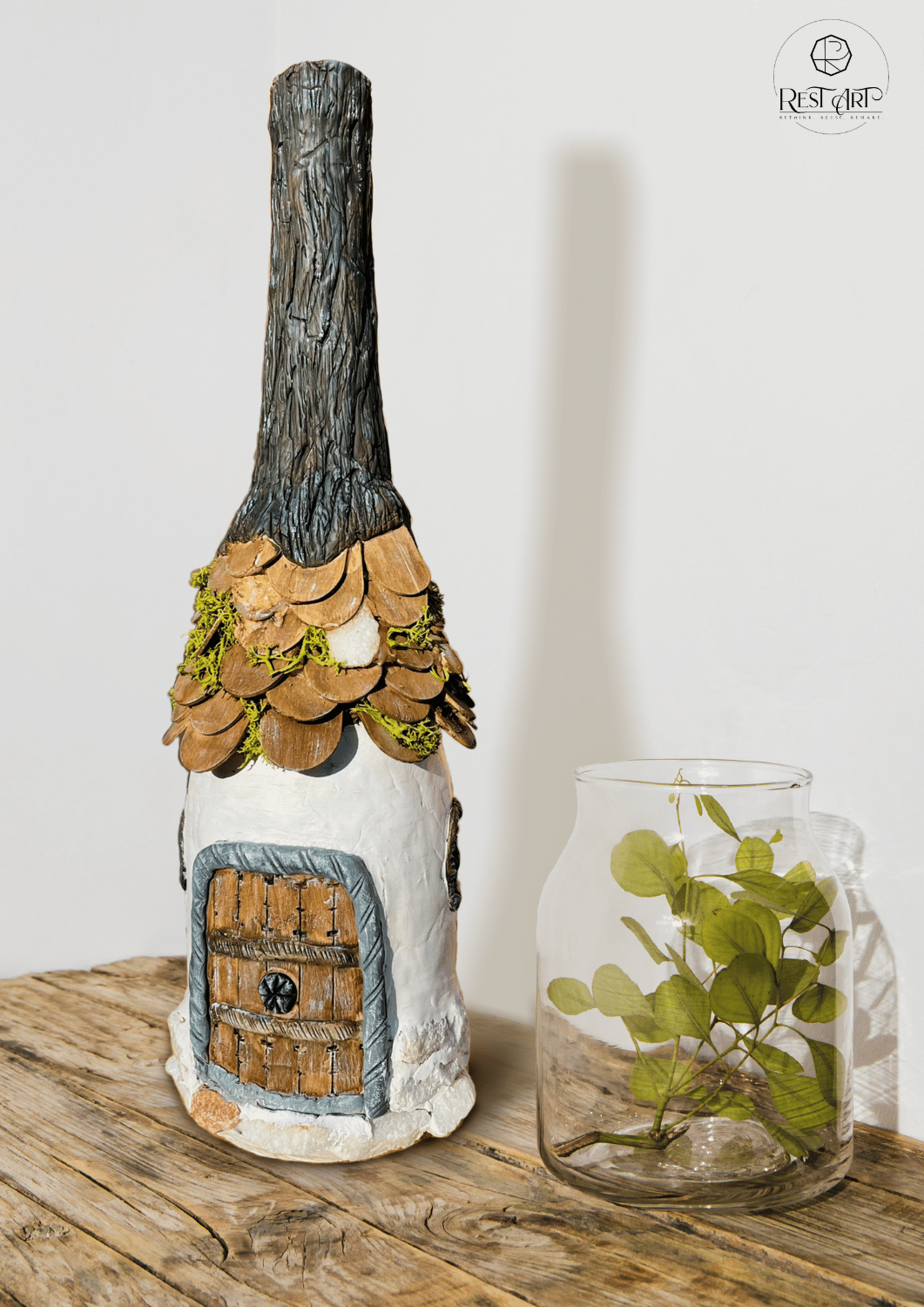 Casă cu acoperiș din lemn și licheni