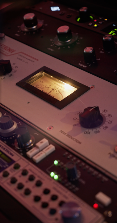 MP Studio Bergen – high-end kommersielt lydstudio med akustikkbehandlet rom, floating floor, vintage Neve 1073 → LA-2A → 1176 flagship‐signalvei, Focal Trio6/Sub monitoring, premium komfort og release-klare resultater for Spotify, radio og live