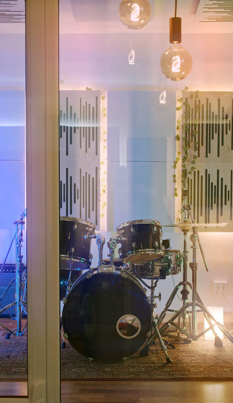 Profesjonelt, akustikkoptimalisert studio med high-end analogt utstyr, premium workflow og dokumenterte resultater; utstyrt for kommersiell miks, mastering og vokalopptak på nivå med etablerte bransjestandarder.