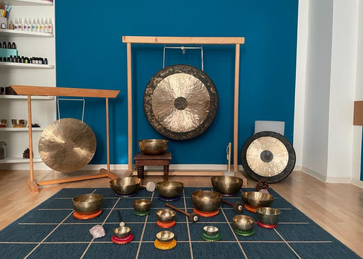 Gongs und Klangschalen