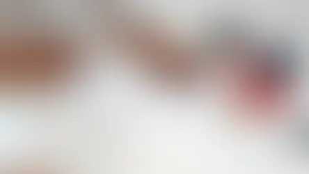 Mãos de homem assinando um contrato com caneta e uma casinha de brinquedo em cima da mesa.