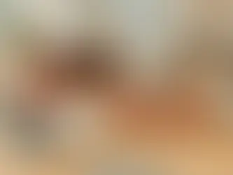 Mãos de duas pessoas em mesa de escritório apontando com uma caneta a tela de um notebook.