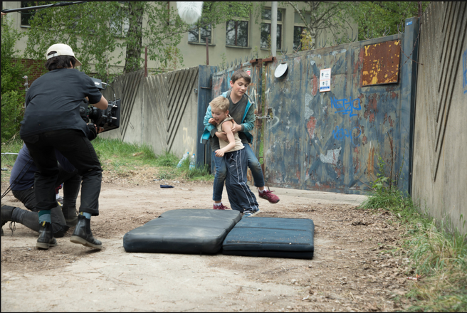 Bráška: A behind-the-scenes picture of the tackle. We see the camera team filming as our two lead actors are about to fall on the matt.