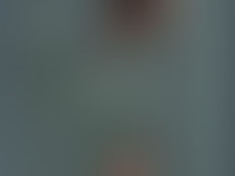 Mulher caminhando em uma estrada natural iluminada pelo sol, simbolizando a jornada emocional e os aprendizados da vida.