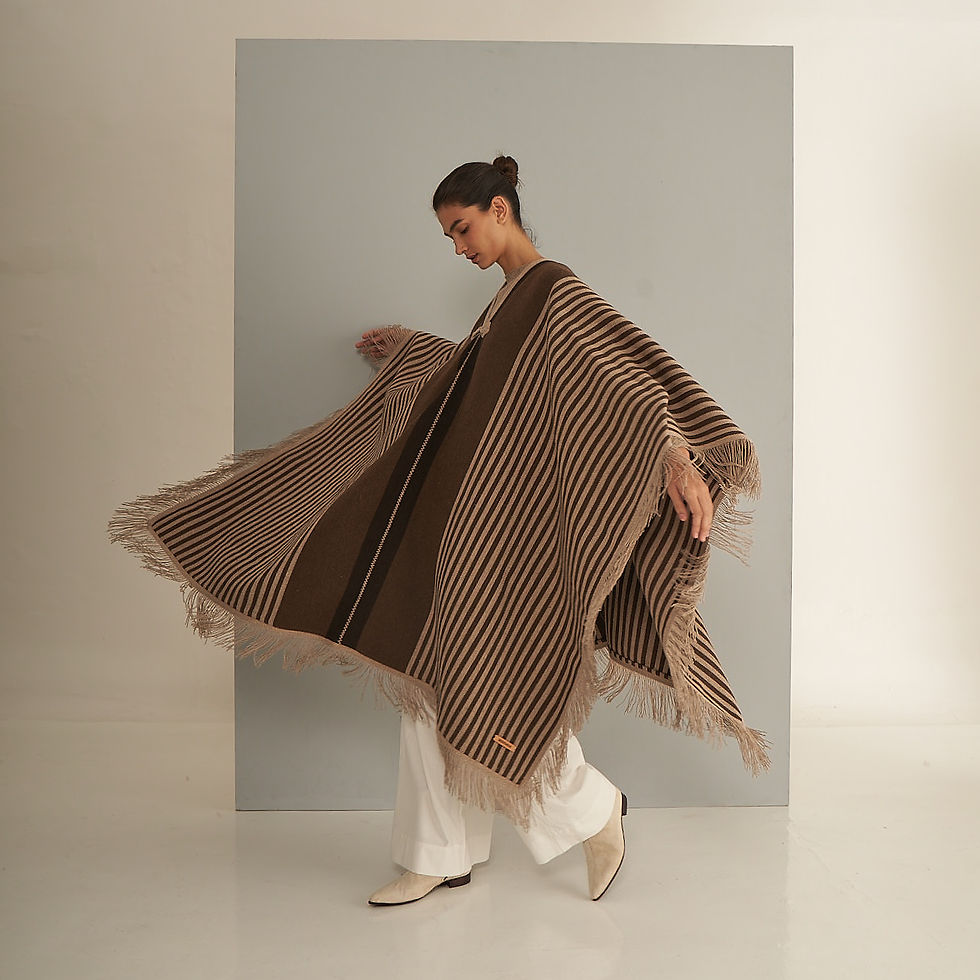Poncho Zoilo, 100% Llama. Poncho is a unique piece that honors the essence of ancestral Andean culture. Handwoven on a traditional loom by artisans who preserve millennia-old knowledge, it combines a dense, durable weave