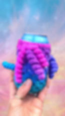 Video of ombre crochet can coozy being swirled around showing off the way the fringe moves.