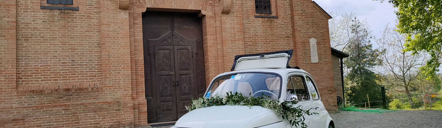 Fiat 500F bianca, addobbata per matrimonio, davanti a chiesa