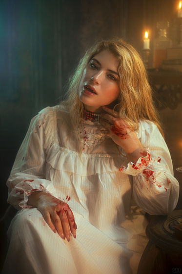 shooting vampire en studio dans un décor et en costume dans son manoir éclairé à la bougie thème Halloween