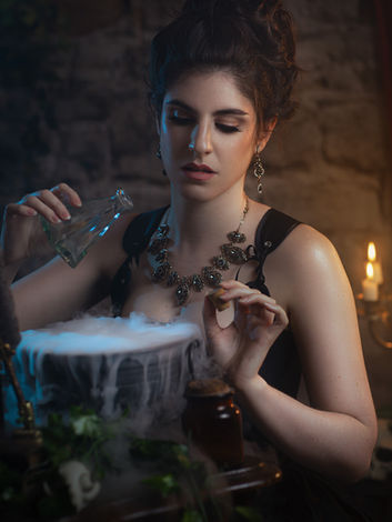 Séance photo dans un décor avec chaudron