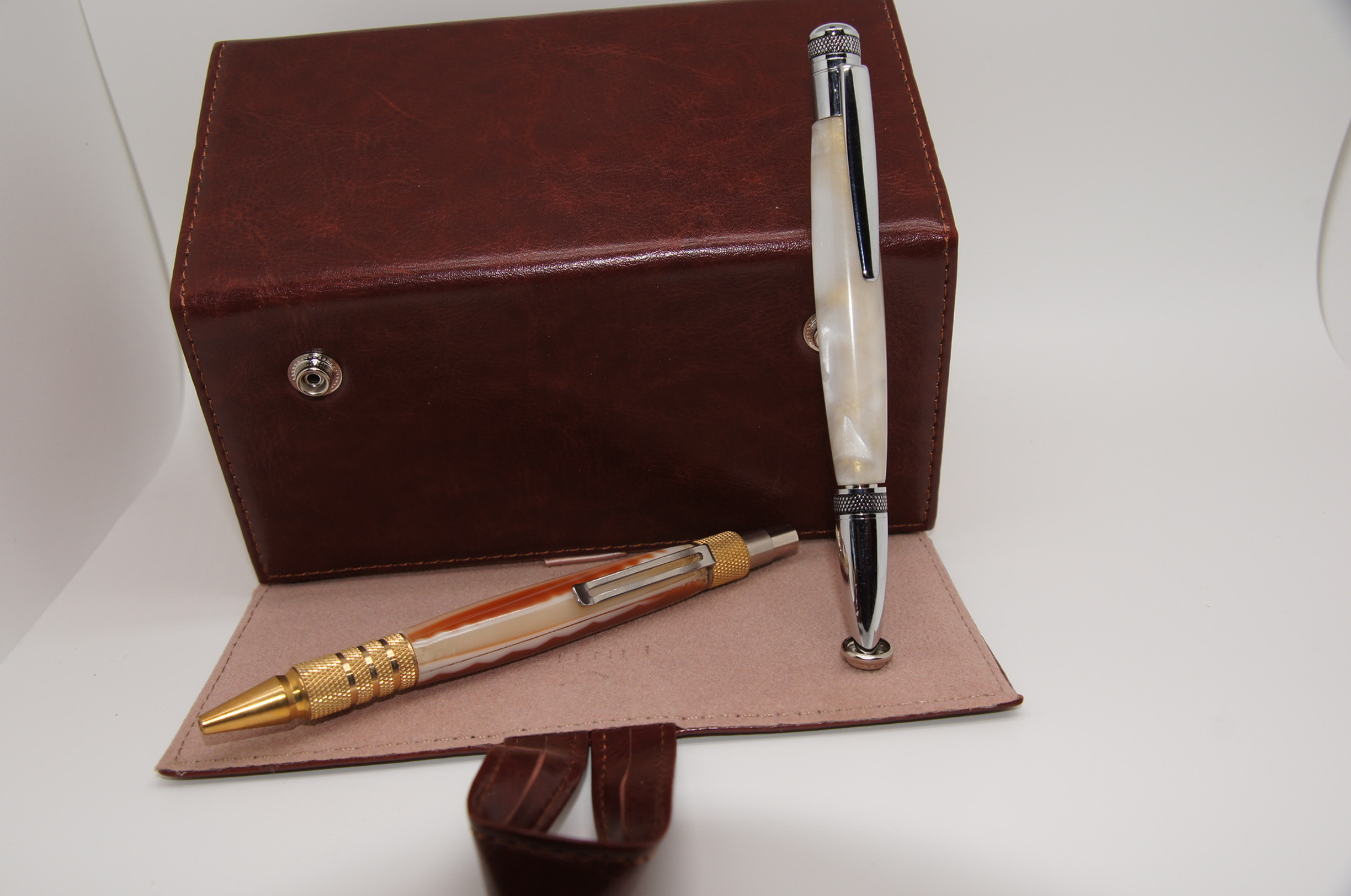 ELEGANT GATSBY STYLE AND GOLD KNURLED PUSH BUTTON