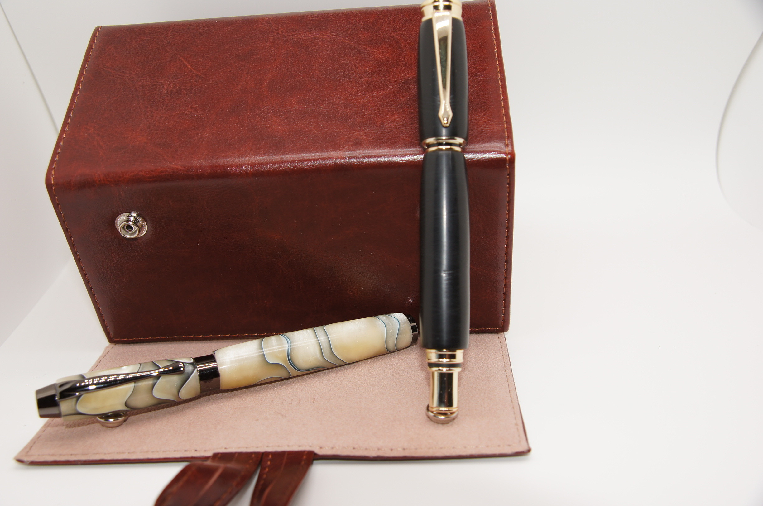 BEAUTIFUL TWO-PART EXECUTIVE STYLE PENS