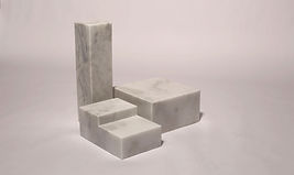 Silencis (2021), mármol Macael, 45 x 50,