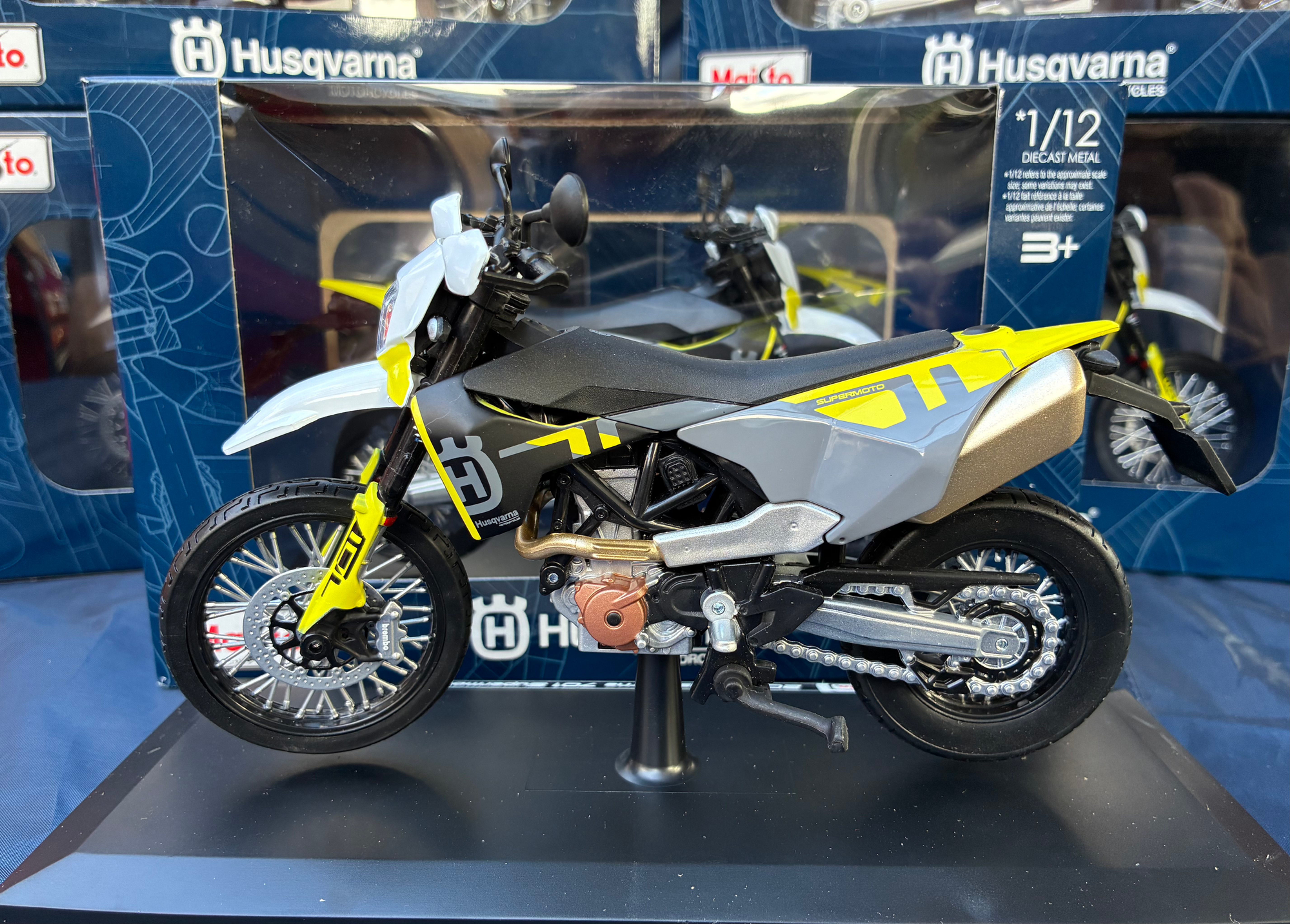 Husqvarna 701 Supermoto 1:12 Scale Model