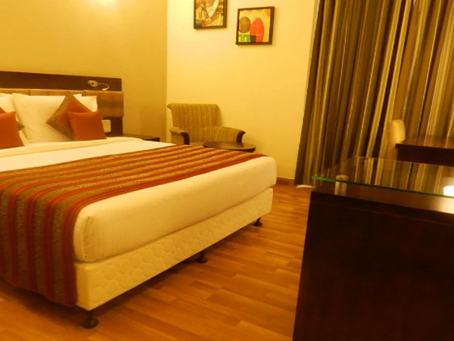 How to Choose a Couple-Friendly Hotel in Delhi Based on Your Travel Plan