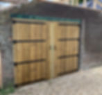 Maatwerk schuurdeuren gemonteerd doormiddel van zwarte hengen