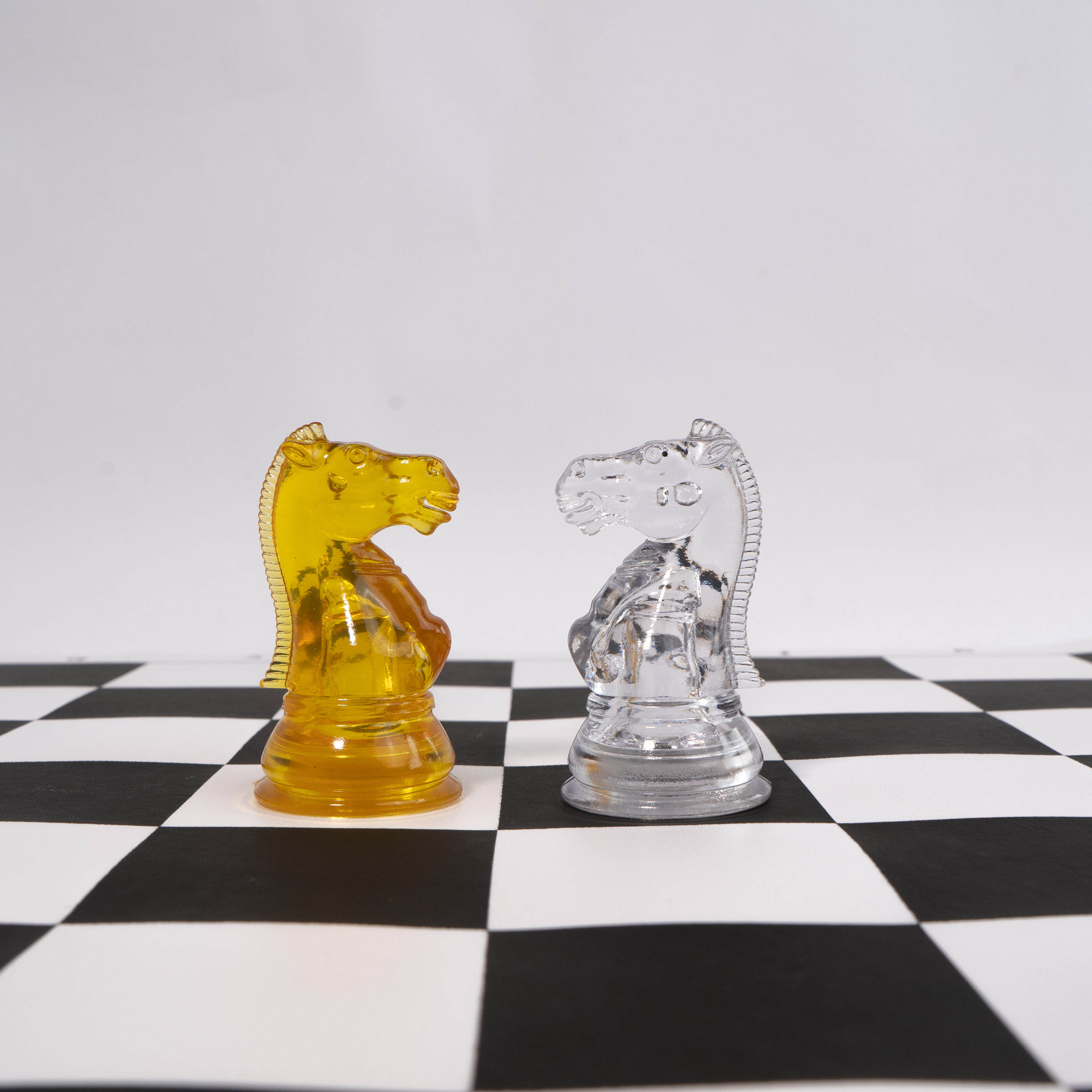 Set de Ajedrez Profesional Magnus Amarillo con Cristalino
