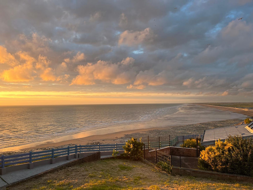 Coucher de soleil sur la plage d’Onival vu depuis la cuisine, instant suspendu dans une maison en bord de mer à Ault