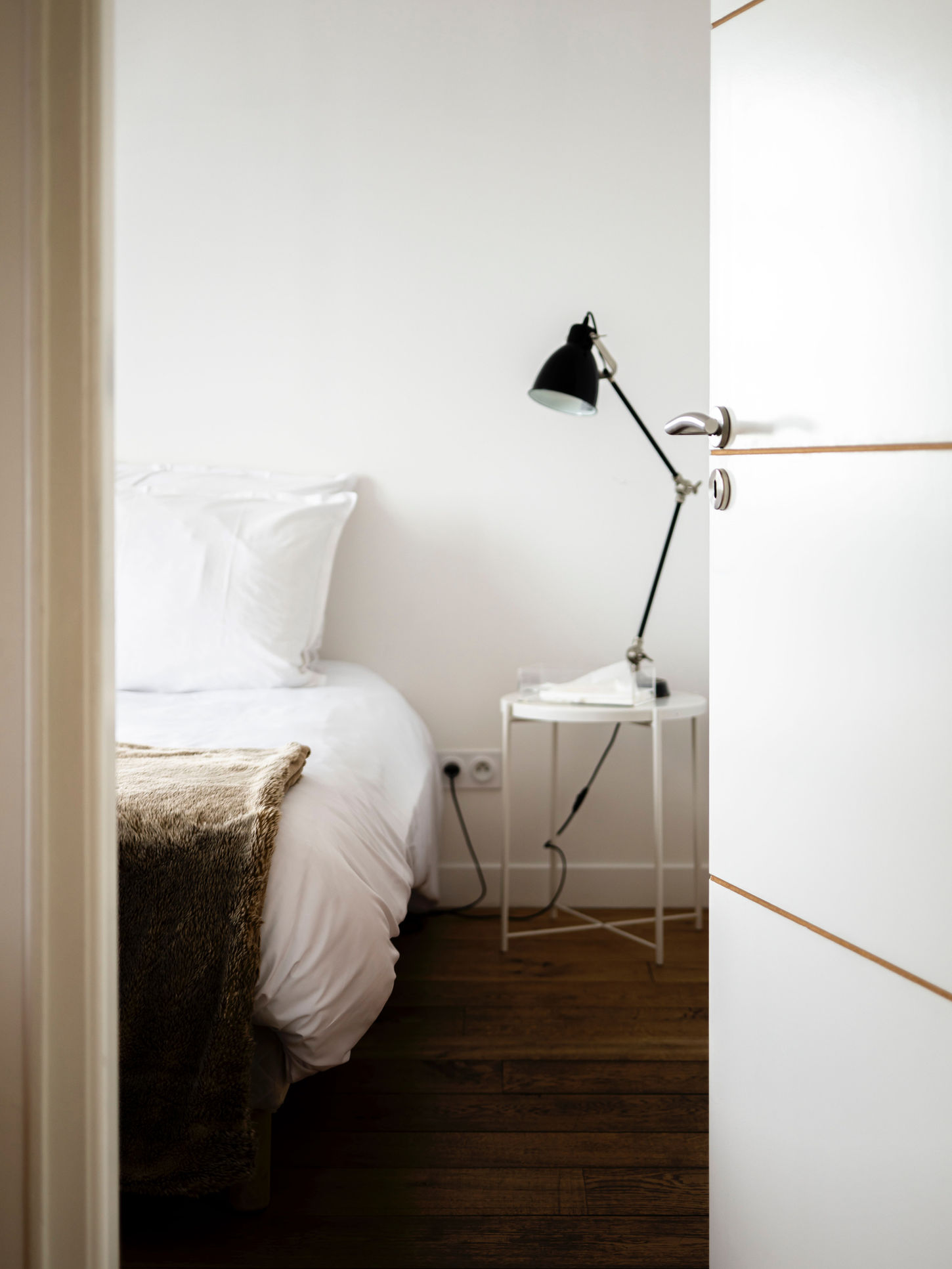 Entrée de la chambre Marée Basse, lit double blanc, lampe noire, parquet – Brise du Large Ault, vue mer