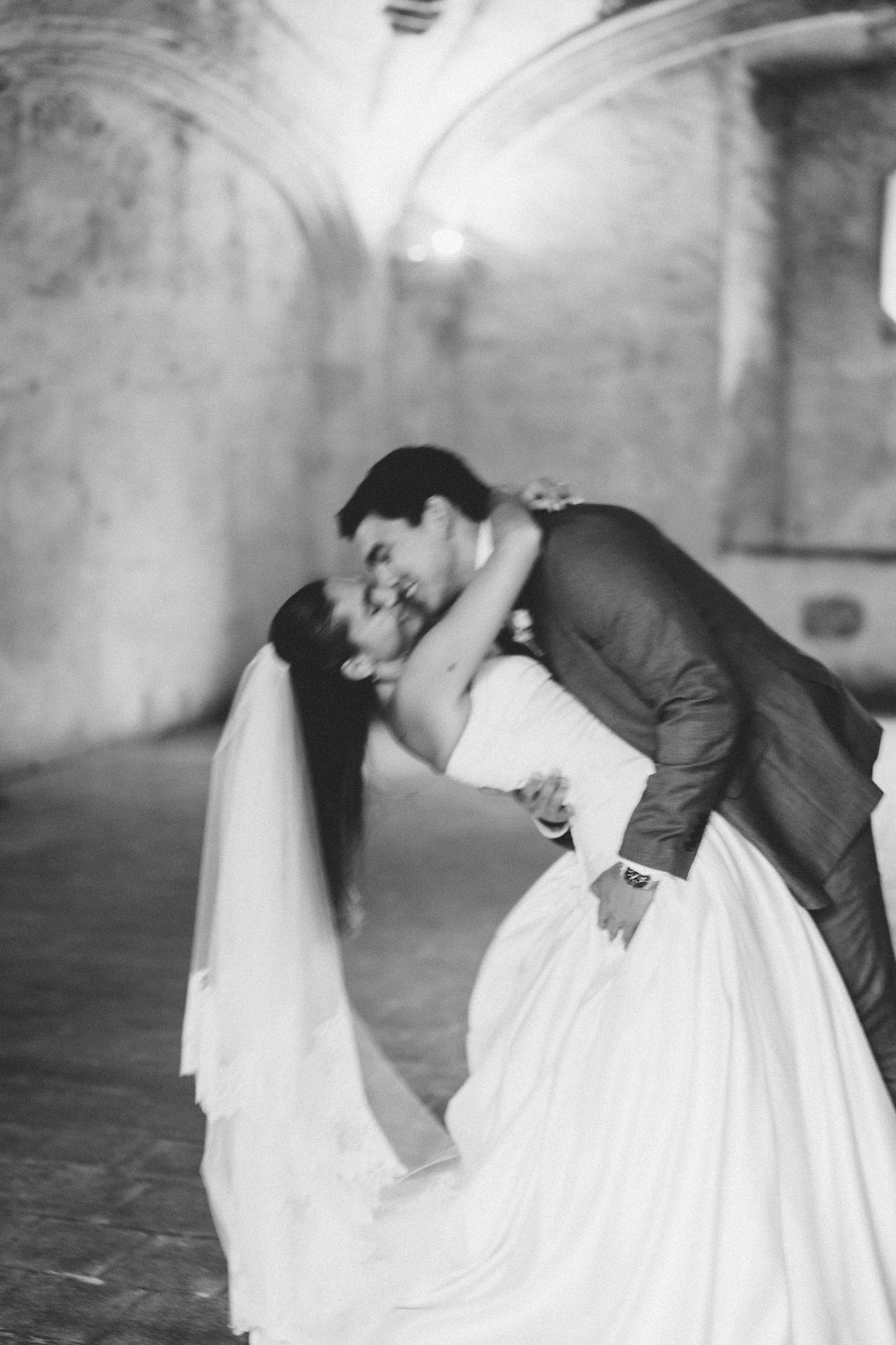 Santa Clara Ruins Gardens, a venue for luxury weddings in Guatemala. Romantic movement shot by Mariel Orellana, leading luxury wedding photographer in Antigua Guatemala.