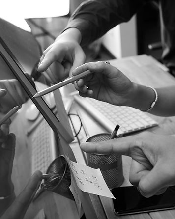 Business_People_Pointing_At_Screen_original_538524.jpg
