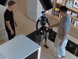 Robot humanoide patea a cliente tras ser empujado en Rusia