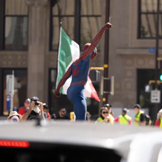 Spider-Man golpea a Jake Lang durante una protesta