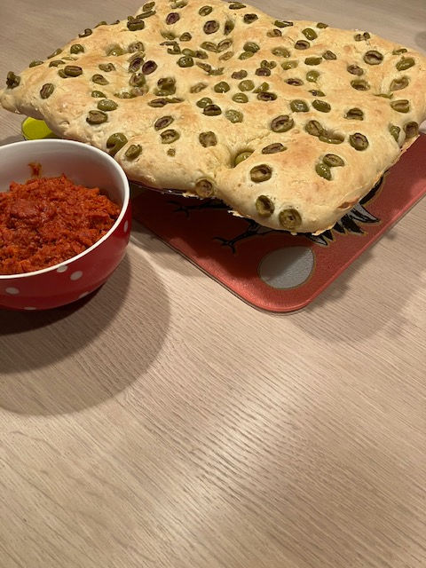 Oliven-Focaccia mit Karottenpaste
