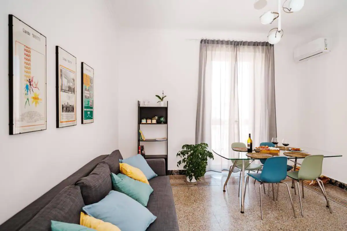 sala da pranzo con divano letto