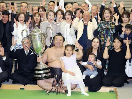 霧島、大関復帰へ 優勝で再び頂点への挑戦