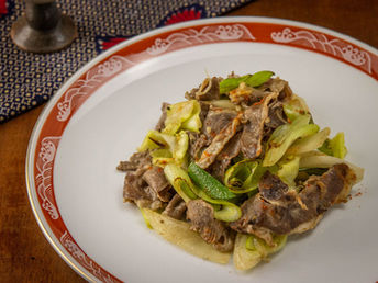 【モンゴル料理】薄切り羊肉と旬の野菜の炒め物