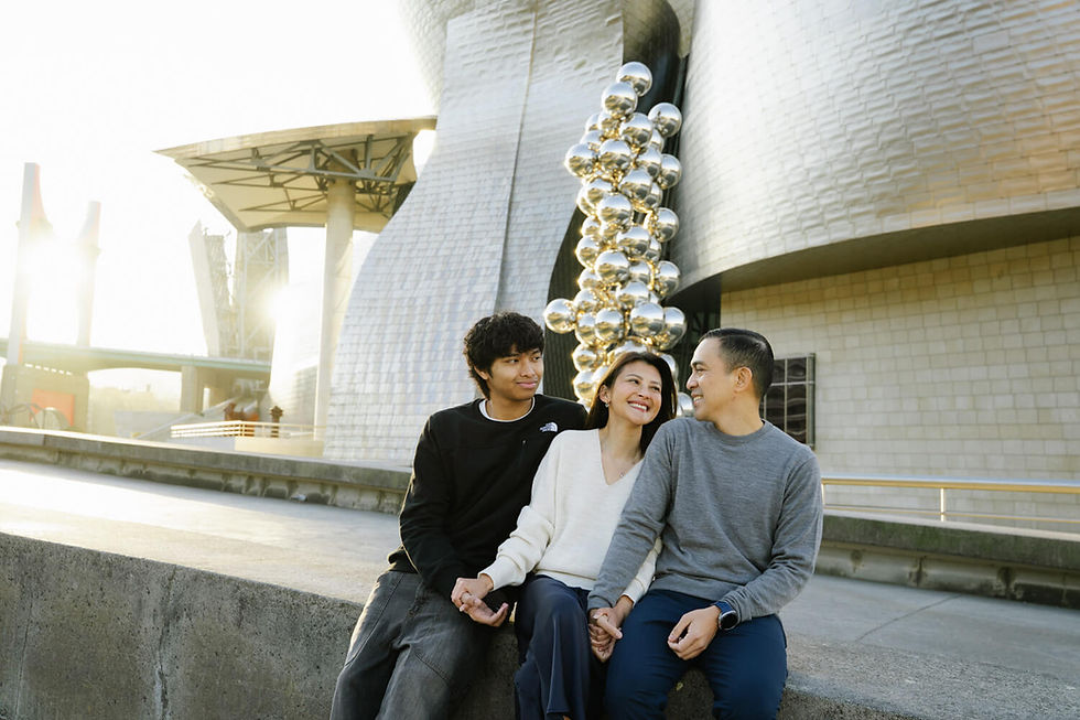 Family Photoshoot in Guggenheim Bilbao