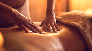 Découvrez le massage californien chez Emana à Manosque. Un massage relaxant idéal pour relâcher les tensions, apaiser le stress et retrouver un profond bien-être.