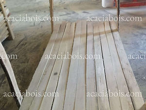 Planches d'acacia avivées
