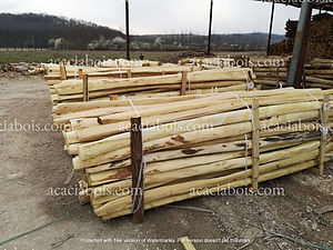 Lices demi-rondes en acacia écorcées, en stock