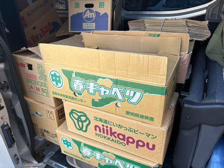 出張買取をした後の段ボールが溢れかえる車内の様子