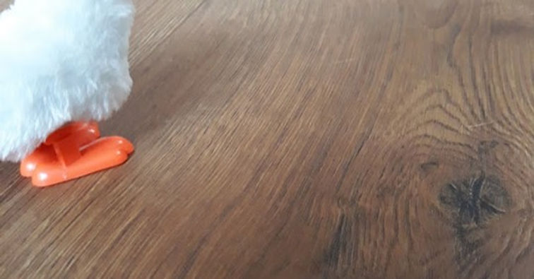 image tirée d'un film, un jouet d'enfant qui représente un poussin