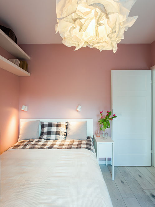 Sypialnia w kolorze różowym.