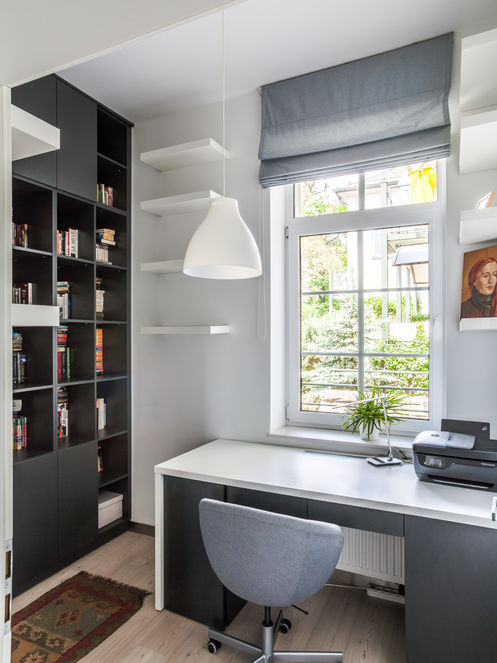 Domowe biuro w kolorach szarości.