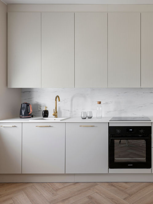 Kuchnia w stylu modern classic ze skandynawskimi akcentami. Fronty w kolorze kaszmiru.